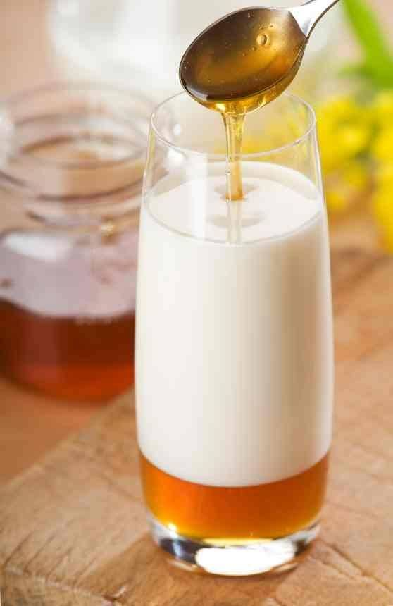 Можно ли мед с молоком при температуре. Молоко и мед. Горячее молоко с медом. Кефир с медом. Тёплое молоко с мёдом.